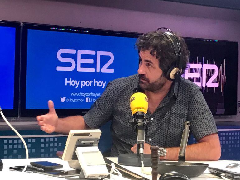 Diego Galaz en los estudios de la Cadena SER.