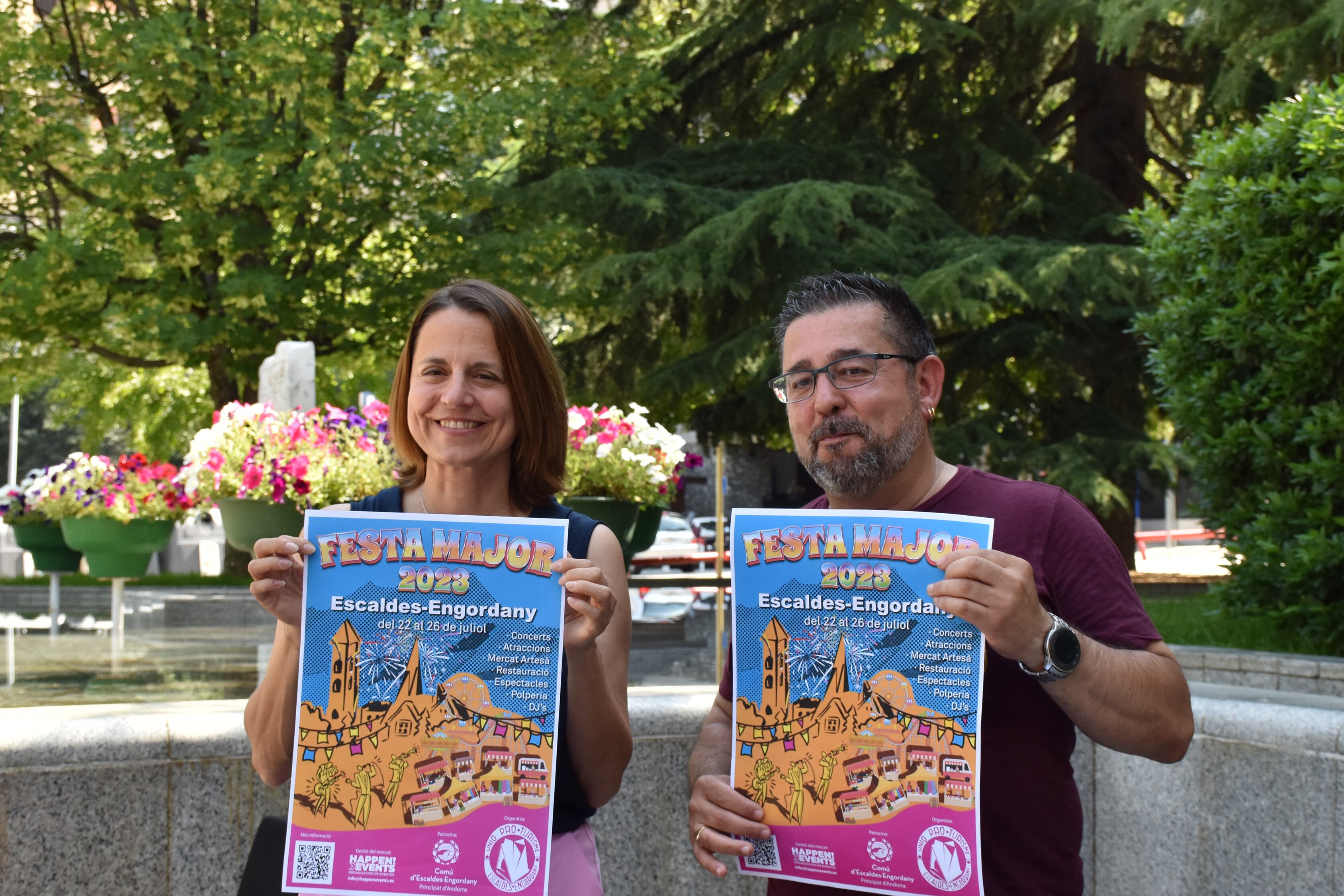 La cònsol major d'Escaldes, Rosa Gili, i el president de la Unió Proturisme, Jaume Ambor, durant la presentació de l'edició d'enguany de la Festa Major.