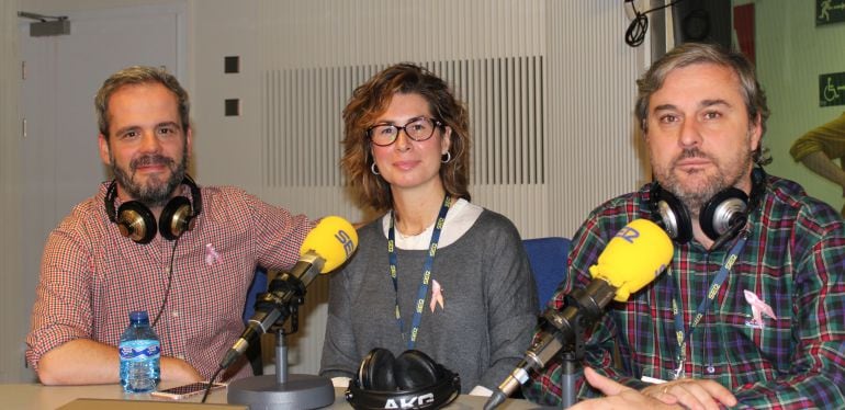 Arantxa, enferma de cáncer de mama y Pablo, su marido, junto a Toño Fraguas en &#039;Hoy por hoy&#039; con Gemma Nierga. 