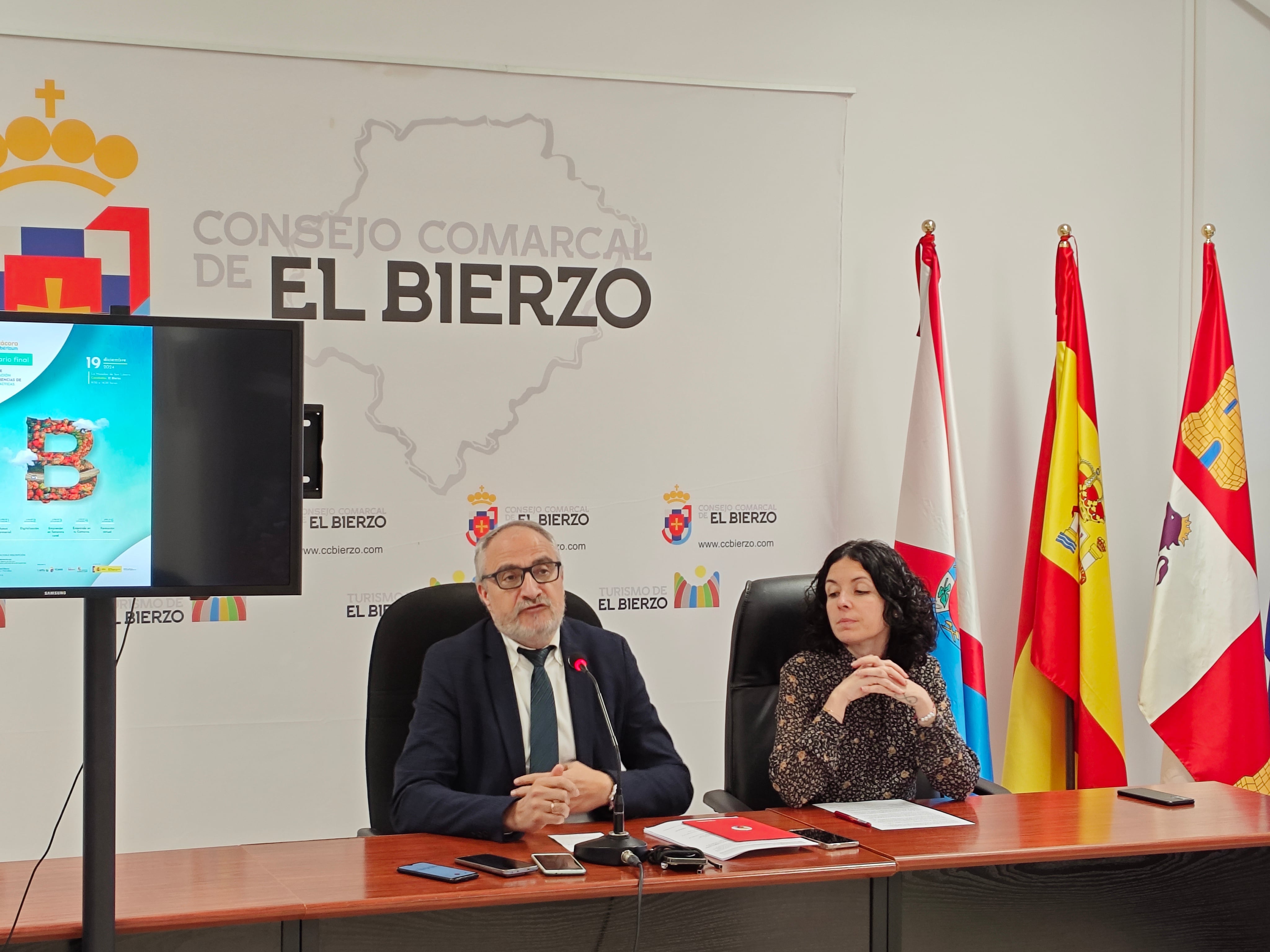 El presidente del Consejo Comarcal del Bierzo, Olegario y la consejera de Formación, Laura Fernández