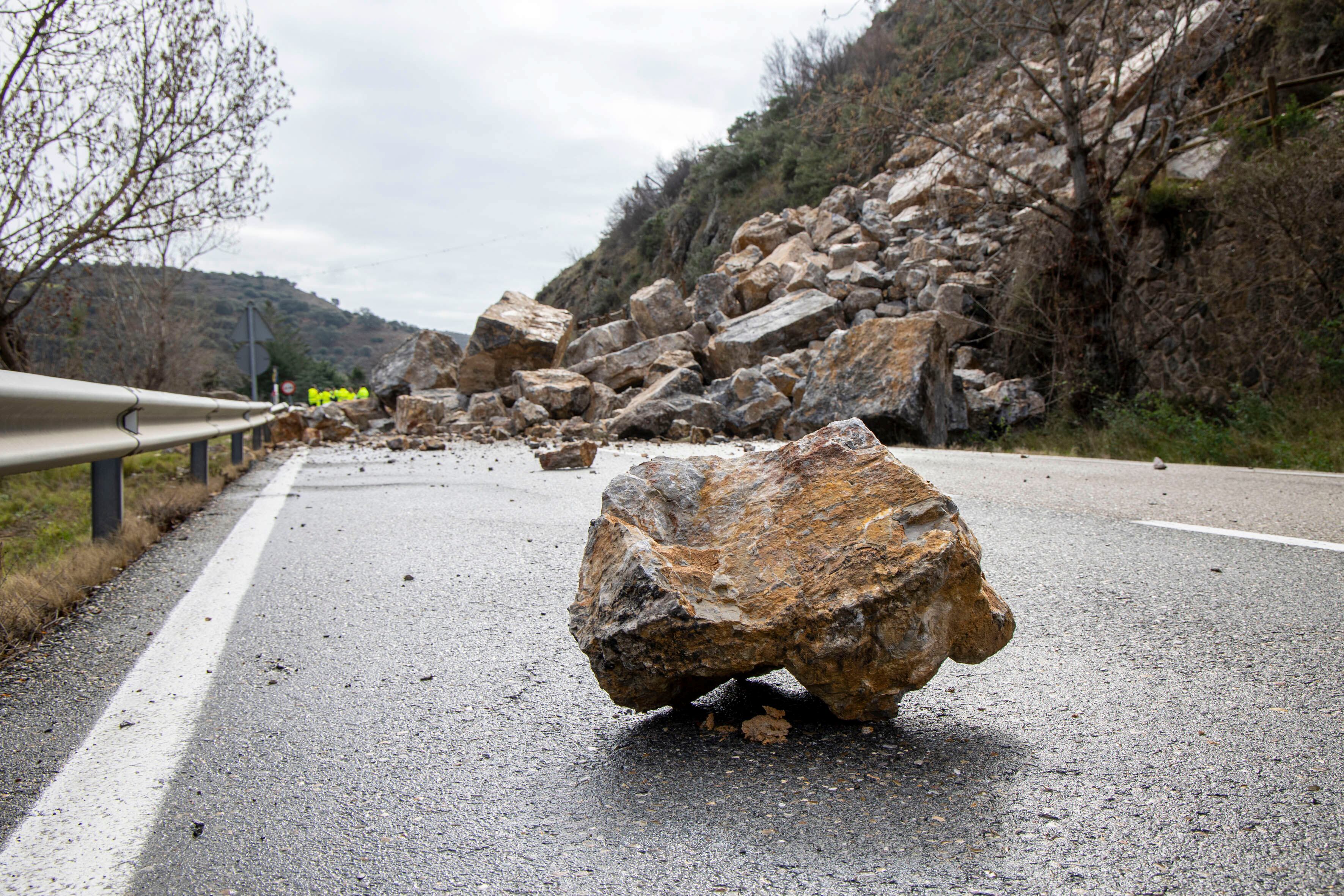 ARNEDILLO (LA RIOJA), 26/03/2025.- Imagen del desprendimiento de rocas sobre la calzada de la LR-115 en el municipio riojano de Arnedillo este martes. Un equipo de técnicos apoyados por drones supervisan la zona alta de la ladera desde la que se desprendieron este martes grandes rocas a la calzada de la LR-115, que mantendrá incomunicado durante varios días el municipio de Arnedillo por la zona del valle del Cidacos. EFE/ Raquel Manzanares
