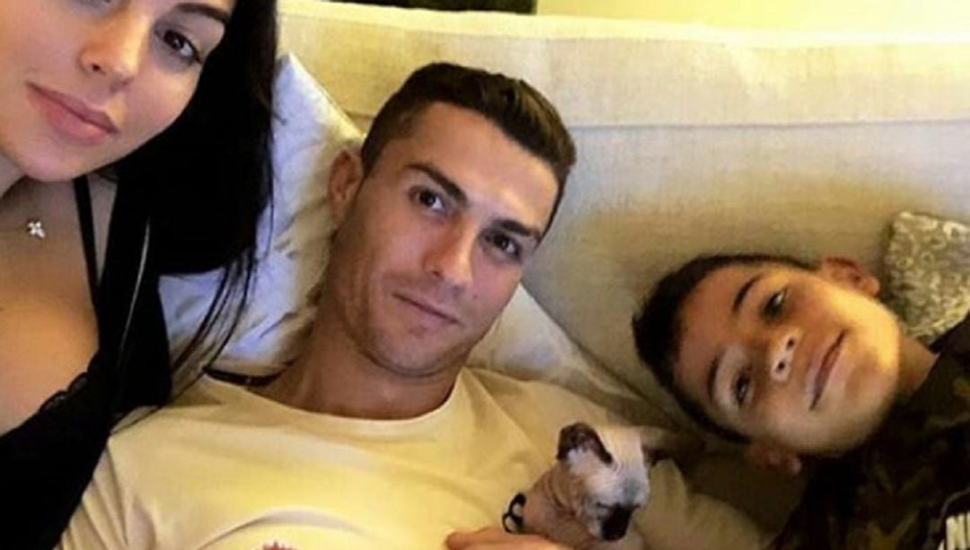 El portugués posa junto a su familia y su gato Pepe.