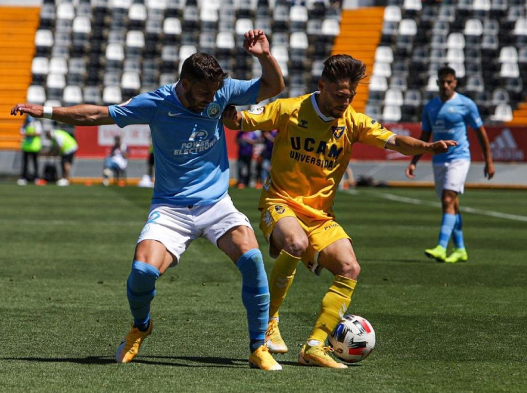 Liberto Beltrán con el balón