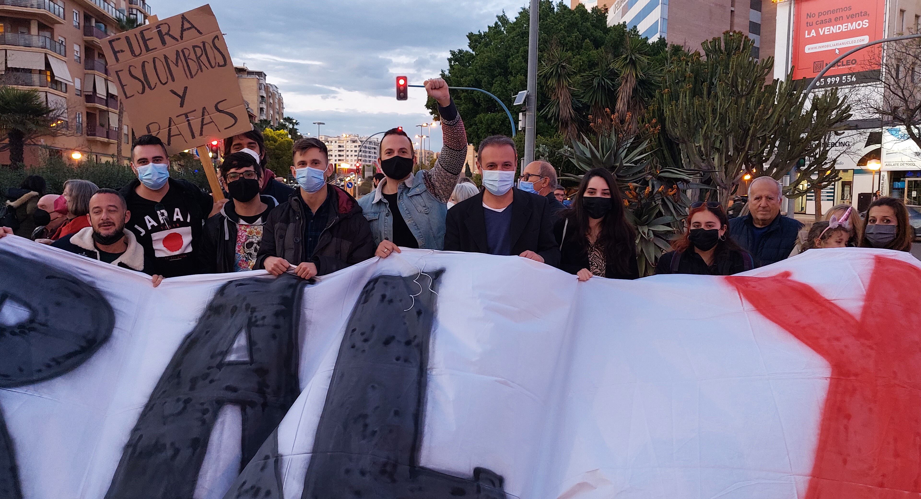 Representantes de Compromís en la manifestación este viernes por un Parque Central