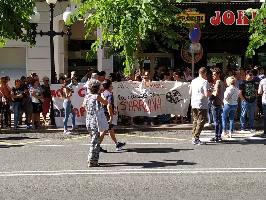 Momento de la concentración contra la proliferación de casas de apuestas en Alicante