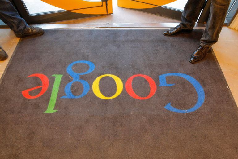 Alfombra con el logo de Google en la entrada de la sede de Google Francia. 