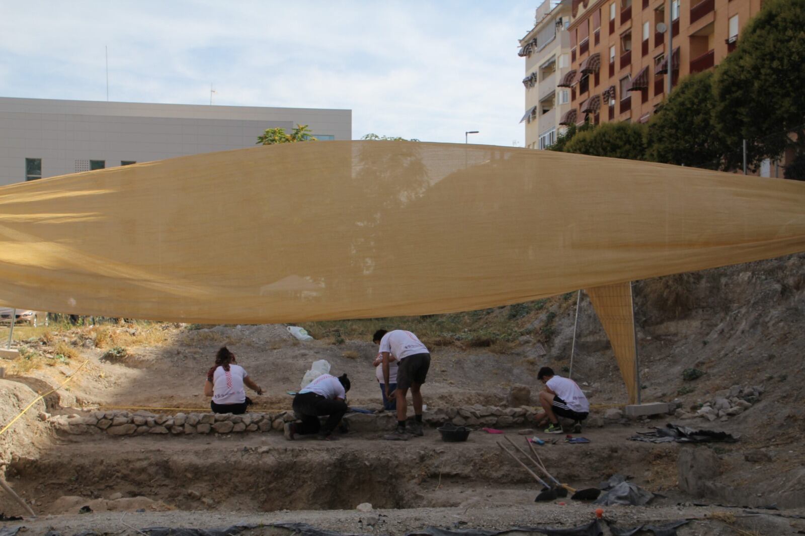 Varios voluntarios trabajando en el yacimiento durante el verano pasado.