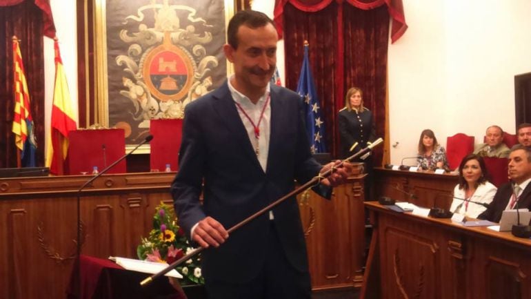 El alcalde con la vara de mando el día de su elección