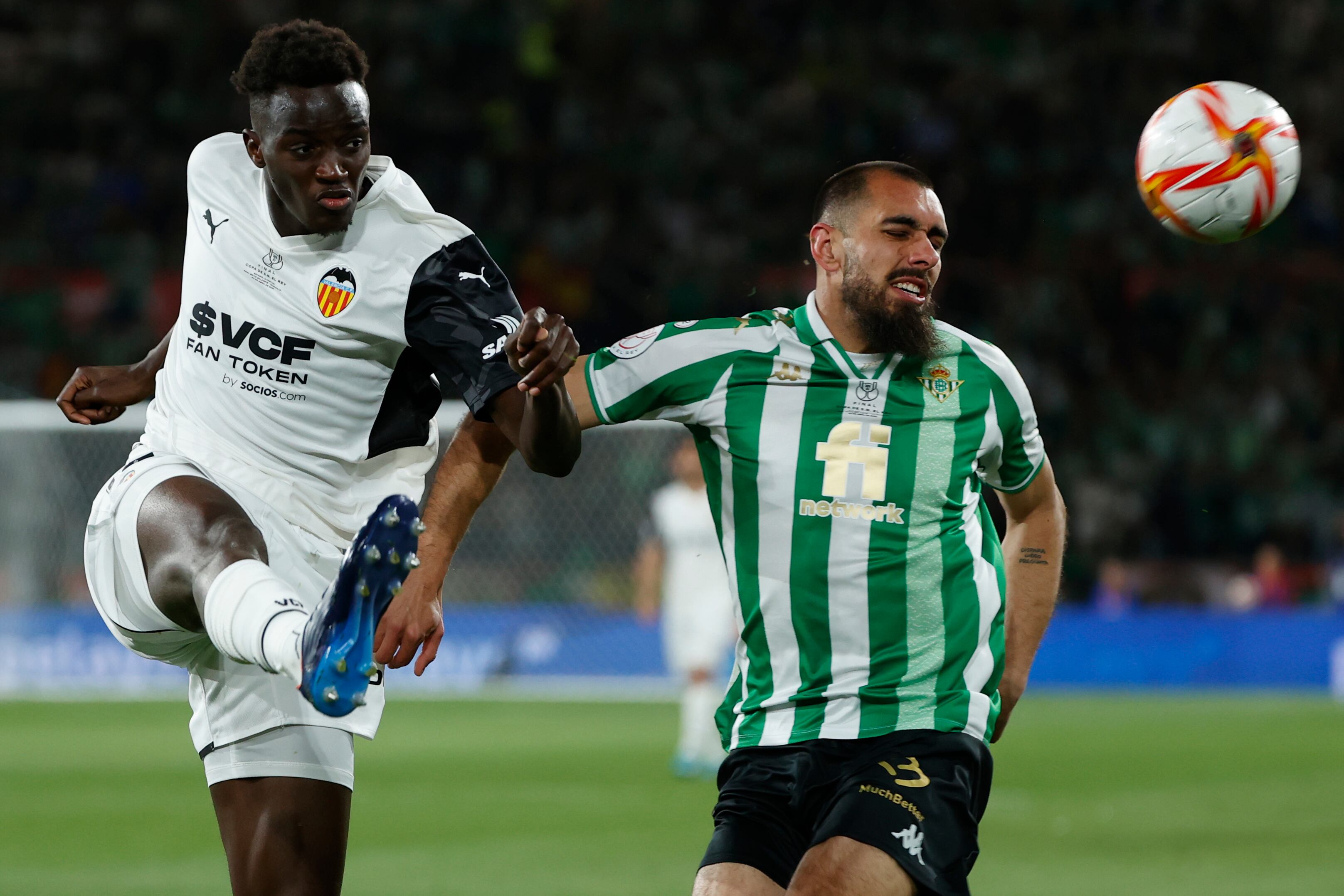 El delantero del Real Betis Borja Iglesias (d) lucha un balón con el defensa francés del Valencia C.F. Mouctar Diakhaby durante el partido de la final de la Copa del Rey disputado este sábado en el estadio de La Cartuja de Sevilla.