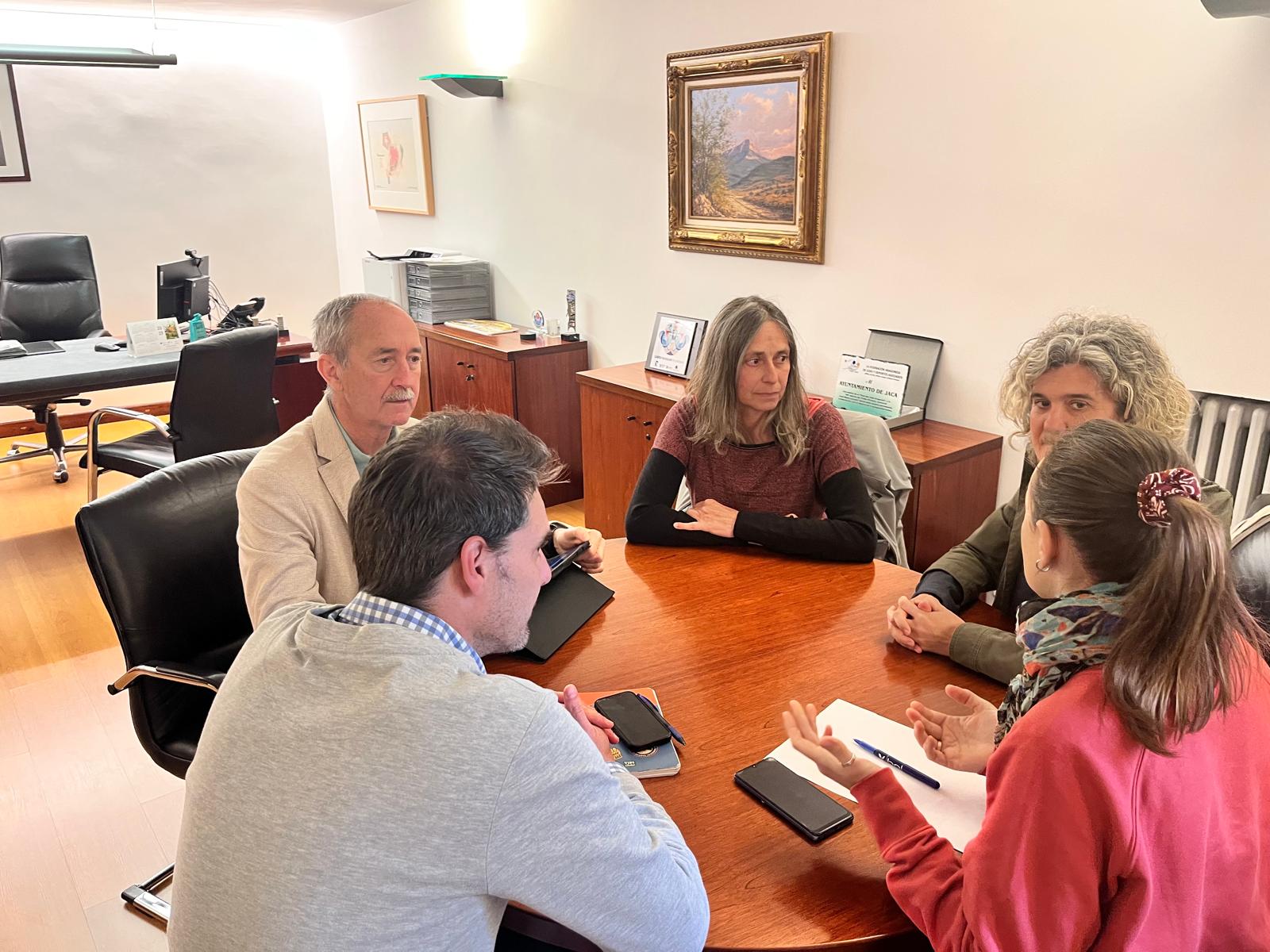 Imagen de la reunión entre el Gobierno de Aragón, la Federación Aragonesa de Montañismo y el Ayuntamiento de Jaca