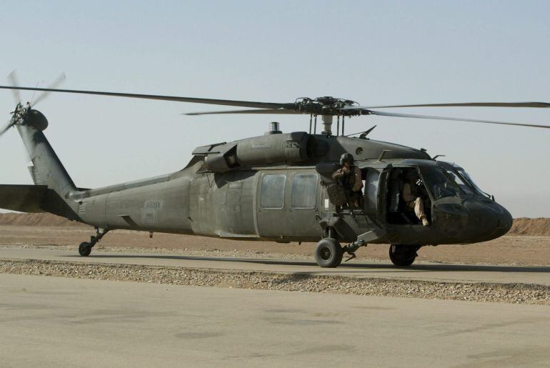 XAH03 BAGDAD (IRAK) 11/03/2015.- Fotografía de archivo tomada el 15 de septiembre de 2003 que muestra un helicóptero Black Hawk a punto de despegar en Bagdad (Irak). Siete marines y cuatro soldados han sido dados por desaparecidos después de que un helicóptero de la Armada se estrellara esta noche durante un ejercicio rutinario en el estado de Florida. EFE/Ali Haider