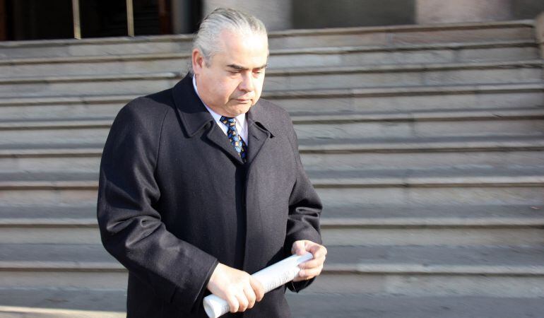 Fidel Pallerols sortint de l'Audiència de Barcelona després de recollir la sentència del cas