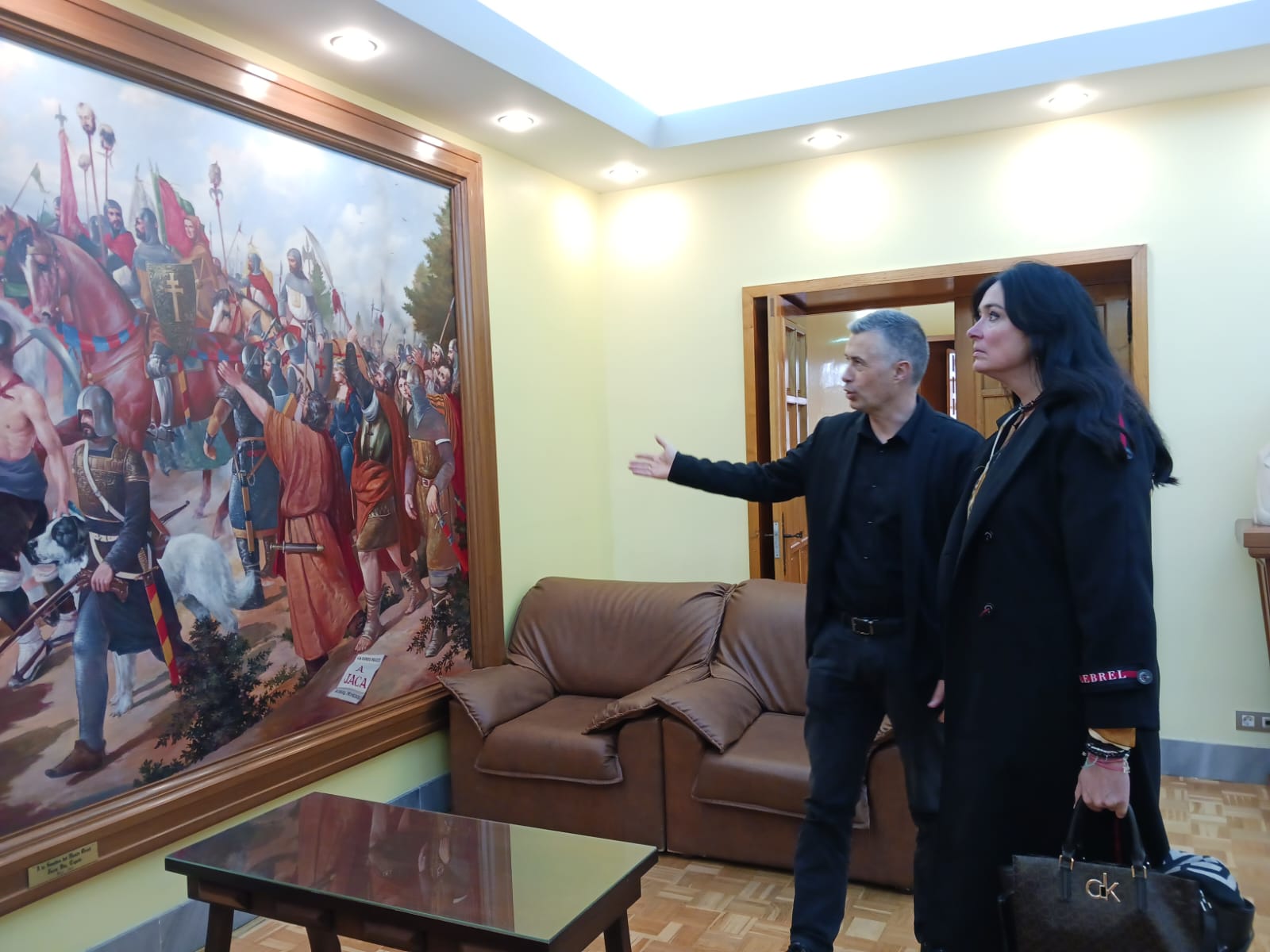 Carlos Serrano le explicaba la historia de la ciudad y los símbolos más importantes de Jaca