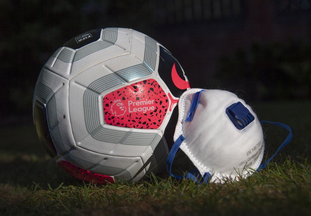 Balón oficial de la Premier League junto a una mascarilla