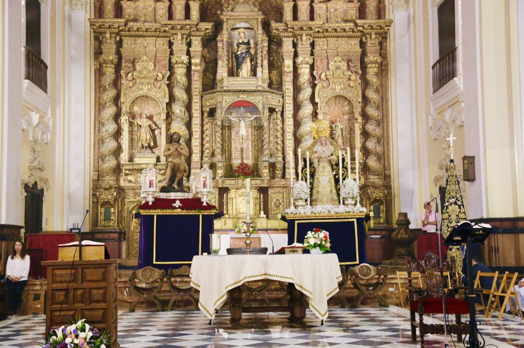 El Señor de Las Penas y la Virgen de La Estrella en el presbiterio del altar mayor de San Jacinto