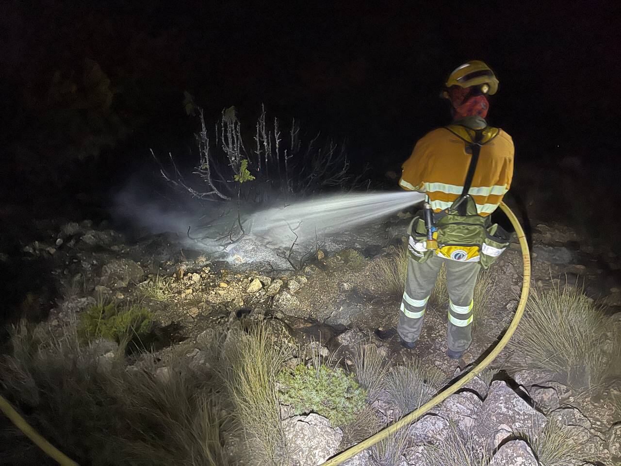 Agente medio ambiental sofocando el conato en Sierra Espuña