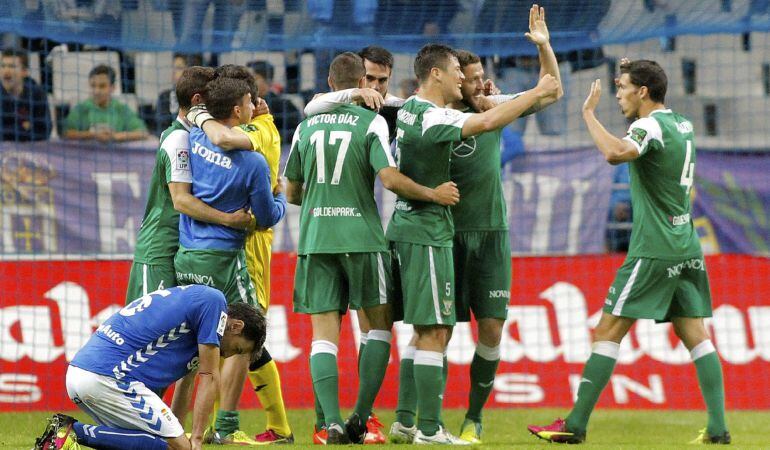 Los jugadores del Leganés celebran su triunfo por 0-1 ante el Real Oviedo, al finalizar el partido de la jornada 40 de la liga Adelante celebrado en el estadio Carlos Tartiere, en Oviedo.