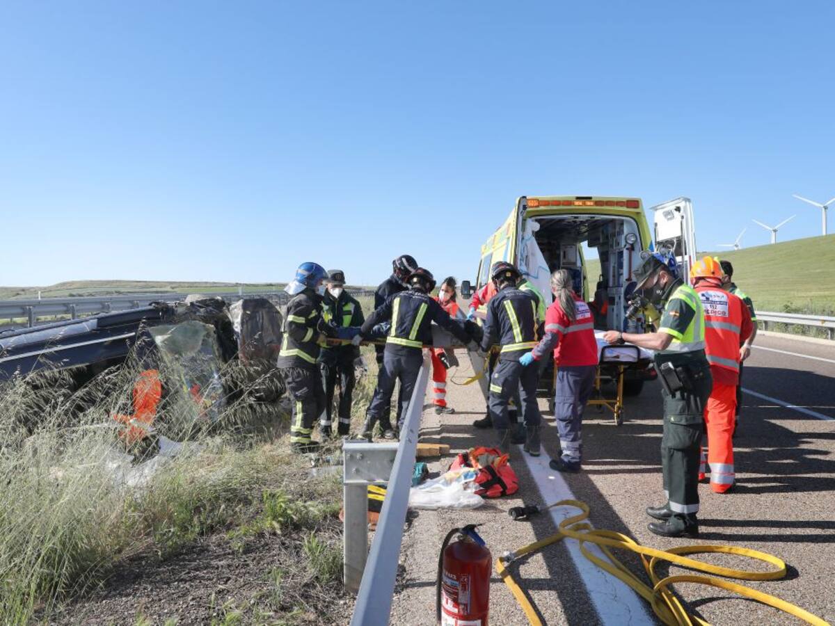 Herido un conductor al salirse de la vía y volcar en la mediana de la A-67 en Monzón de Campos