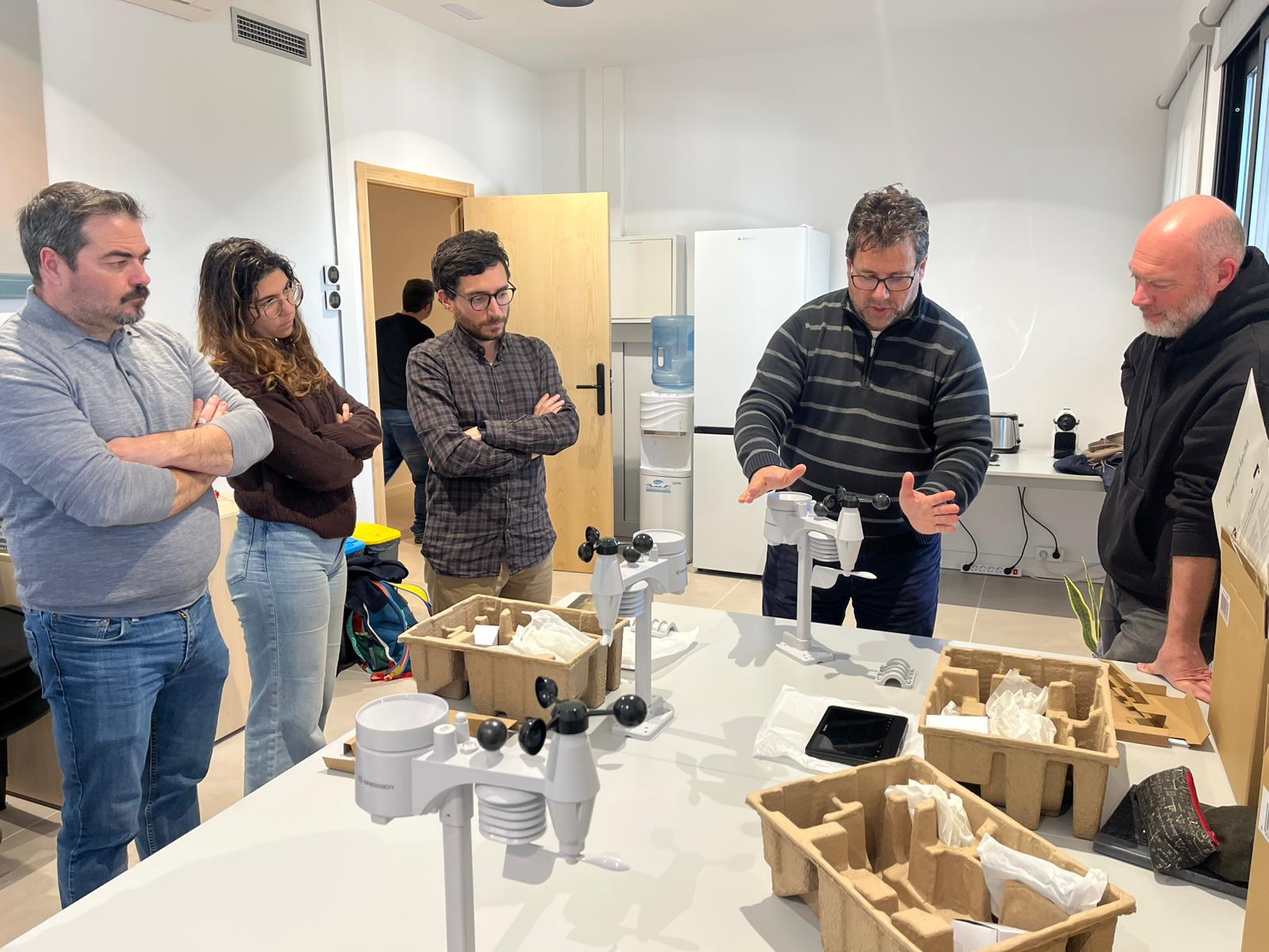 Entrega de las estaciones meteorológicas