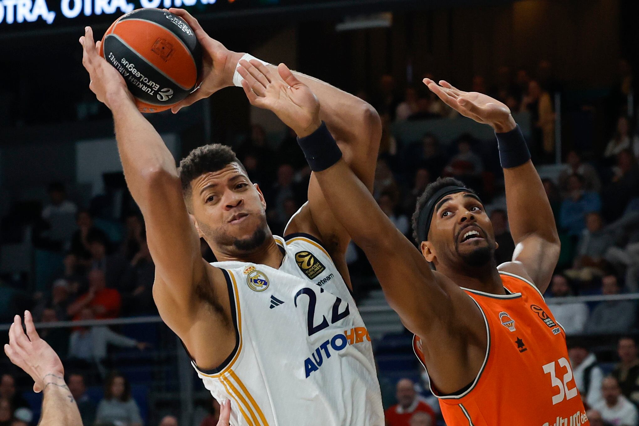 MADRID , 11/01/2024.- El pívot del Real Madrid Walter Tavares (i) juega un balón ante Brandon Davies, del Valencia, durante el partido de la Euroliga de baloncesto que Real Madrid y Valencia Basket disputan este jueves en el Wizink Center. EFE/Juanjo Martín