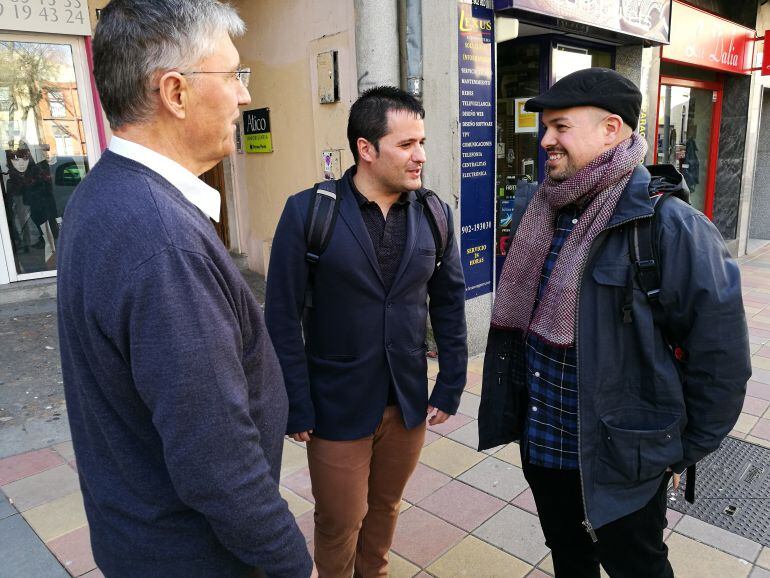 De iz a dcha José Luis Ordoñez coordinador provincial de IU, Jorge Barragán responsable de organización en la región y Ángel Galindo portavoz en el Ayuntamiento de Segovia