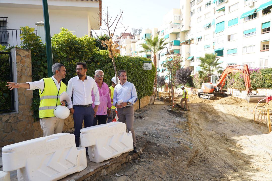 El concejal de Urbanismo, Francisco Pomares (segundo por la izquierda) y el concejal del distrito Este, Carlos Conde (primero por la derecha) visitan las obras en Palmeras del Limonar.