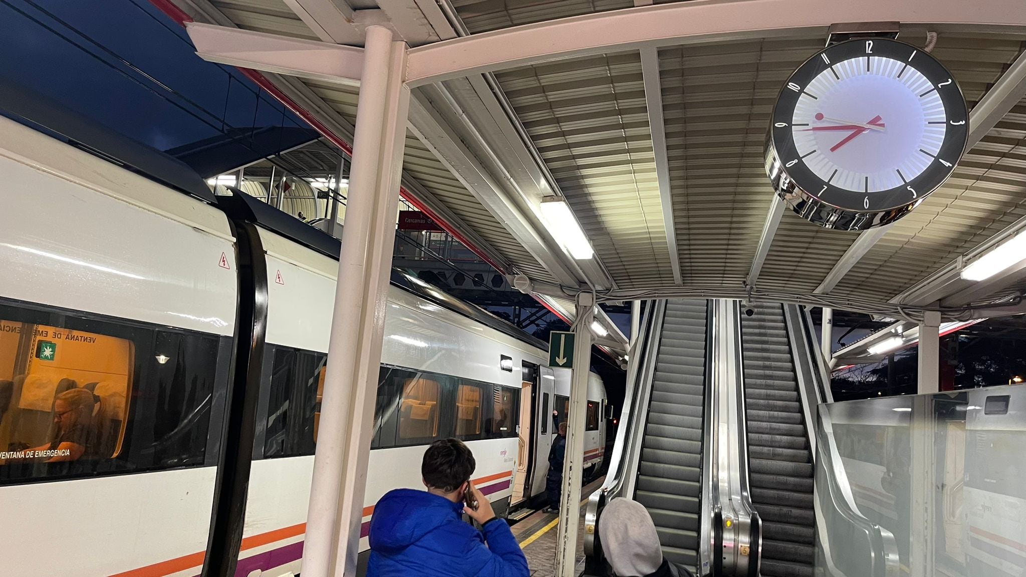 Tren de media distancia destino Ávila parado esta tarde en la estación de Villalba