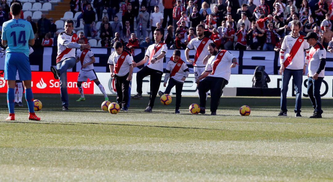 Los actores de la película "Campeones", realizan el saque de honor momentos antes del partido.