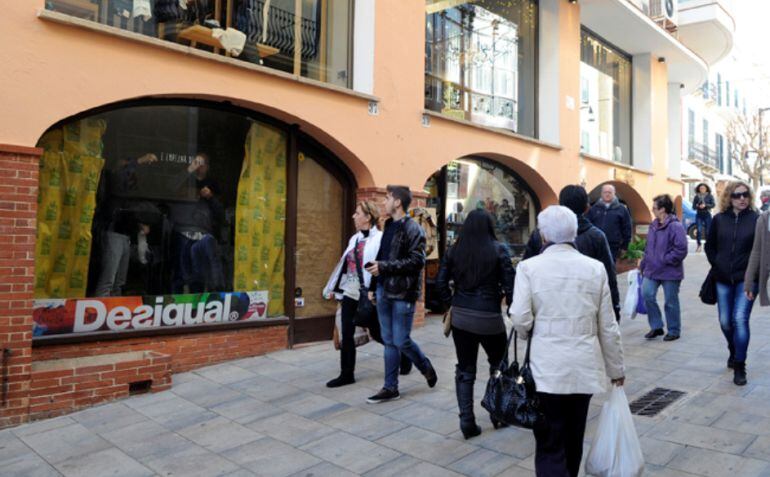 Los centros urbanos de Maó y Ciutadella son polos de atracción para quienes van de tiendas.