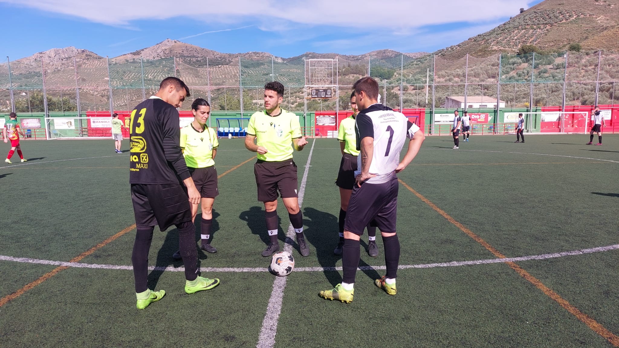 Momento del sorteo de campos, capitanes y trío arbitral