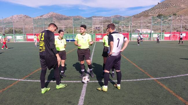 Momento del sorteo de campos, capitanes y trío arbitral