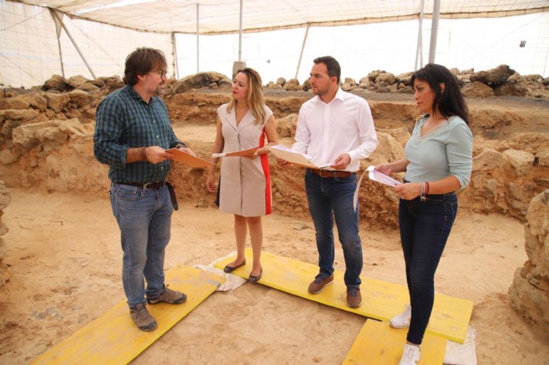 María Dolores Corujo, presidenta del Cabildo de Lanzarote, junto al vicepresidente, Jacobo Medina, en uno de los yacimientos.