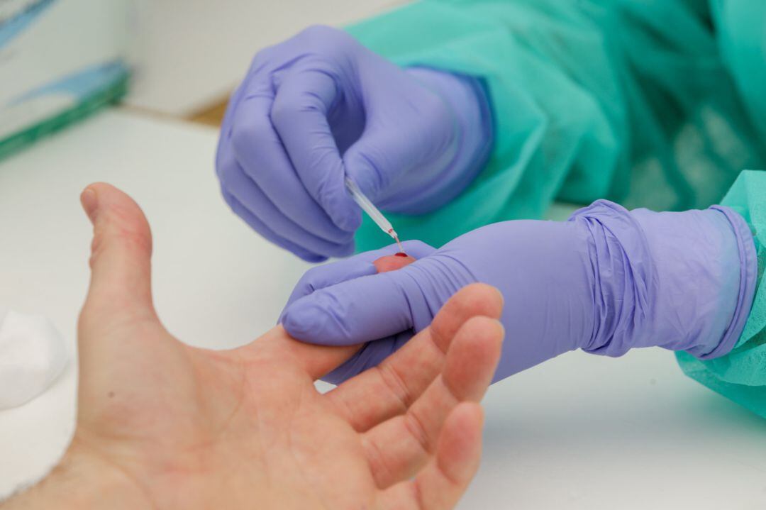 Una trabajadora sanitaria totalmente protegida, realiza una prueba diagnóstica del coronavirus en una imagen de archivo.