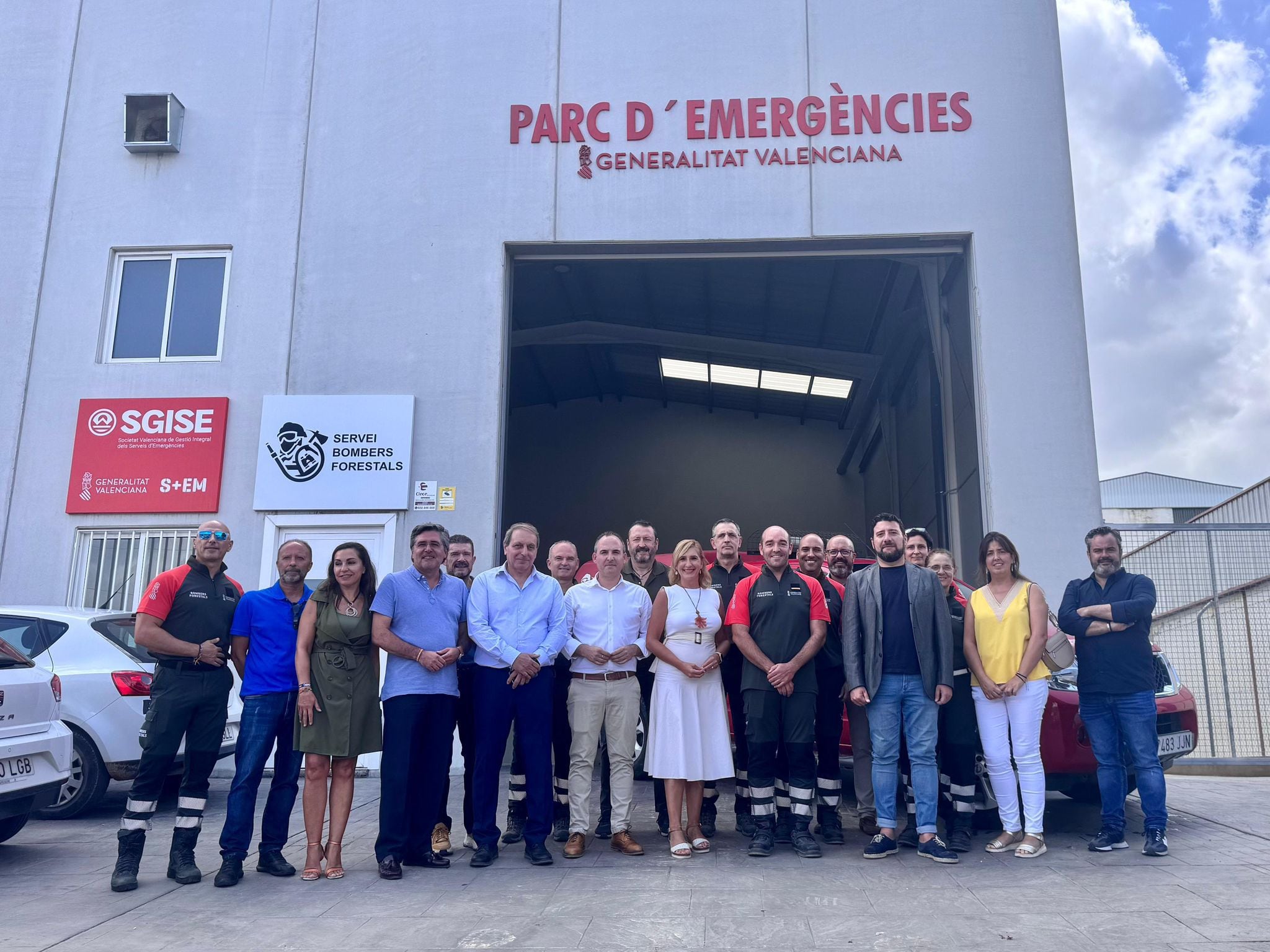 Salomé Pradas, consellera de Justicia e Interior, visita el parque de bomberos forestales de Font Roja en Alcoy junto a otras autoridades.