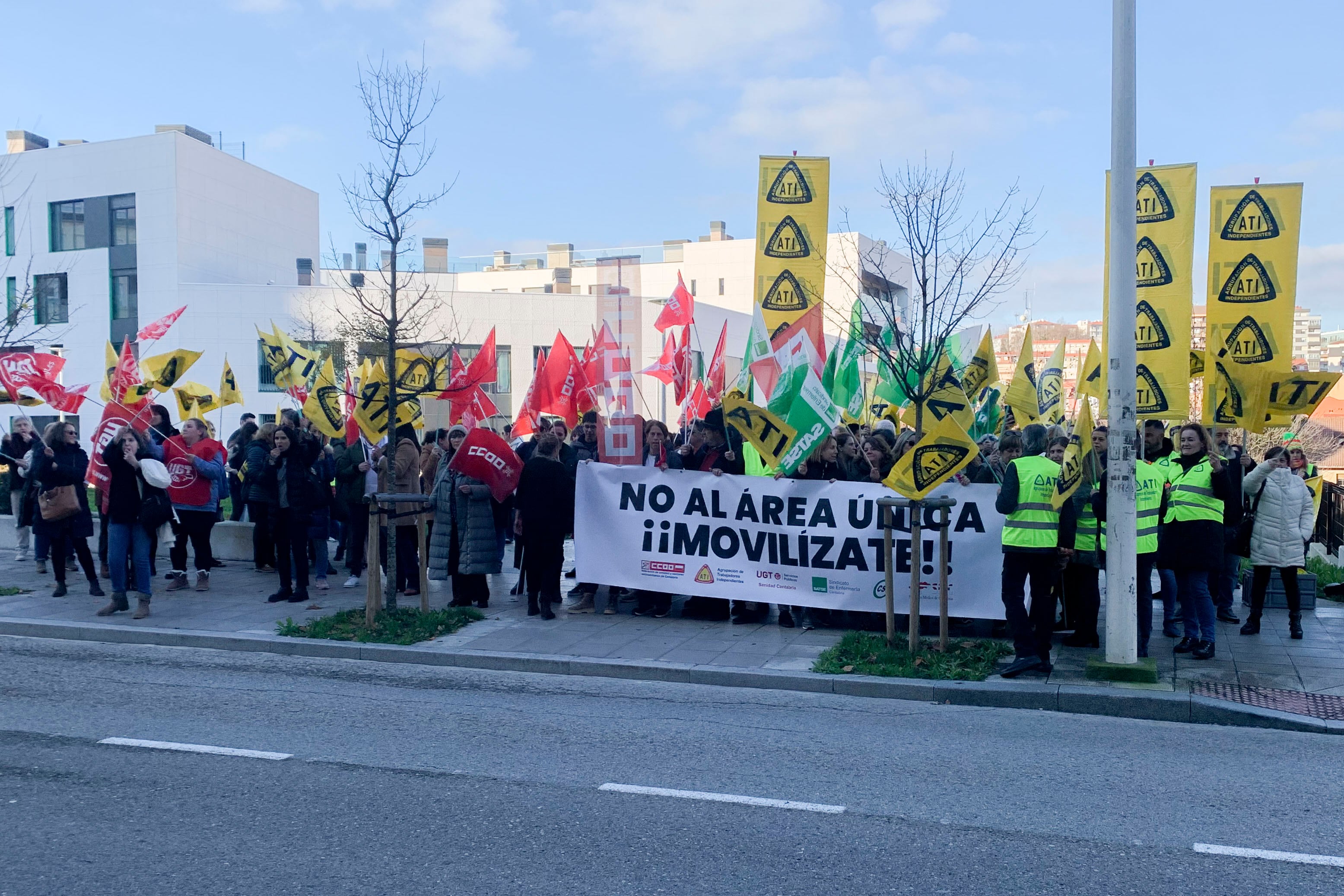 SANTANDER, 18/12/2023.- Un centenar de personas ha protestado este lunes ante el Parlamento de Cantabriacontra el área única, que hoy celebra su pleno ordinario. La Consejería de Salud ha llegado a un acuerdo con el Sindicato Médico y el CSIF sobre el área única sanitaria, rechazado por UGT, CCOO, Satse y ATI, que recoge que la movilidad voluntaria afecte solo a profesionales fijos o interinos de larga duración, por un plazo máximo de nueve meses.EFE/ Pablo G. Hermida.
