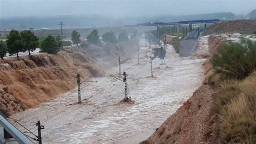 Daños provocados por la gota fría de hace tres semana en el trazado ferroviario del denominado como &quot;Nudo de La Encina&quot;