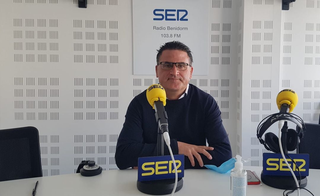 El concejal de obras y movilidad, José Ramón González de Zárate, en los estudios de Radio Benidorm