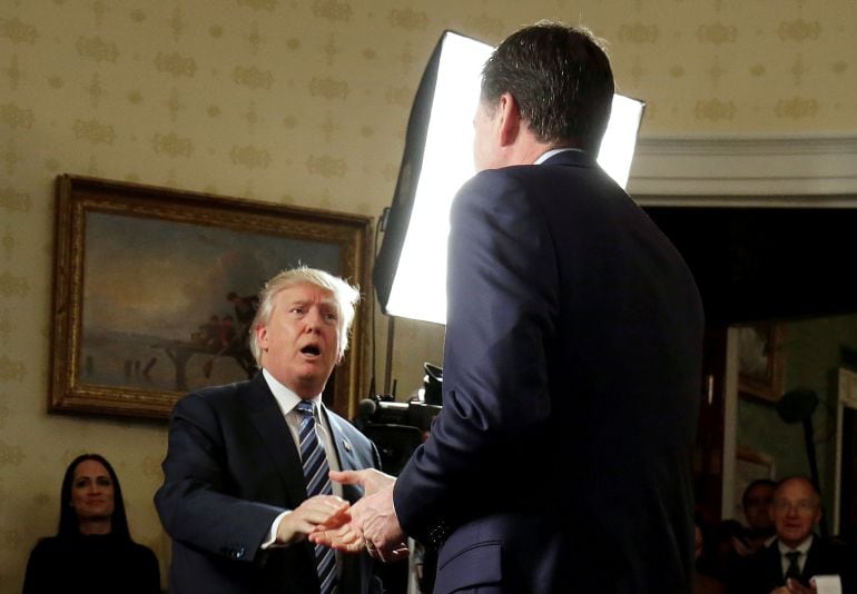 Donald Trump saludando al ya exdirector del FBI, James Comey, el pasado mes de enero