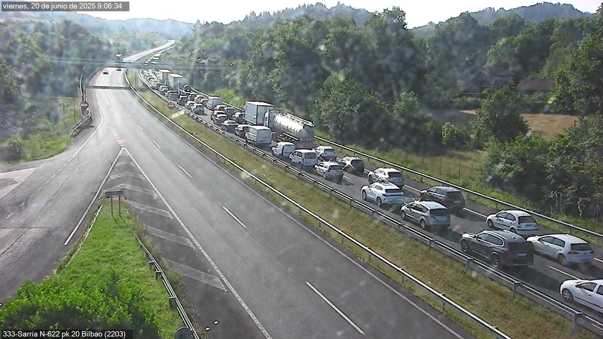 Imagen de las retenciones del accidente en la N-622, en Zuia (Álava).