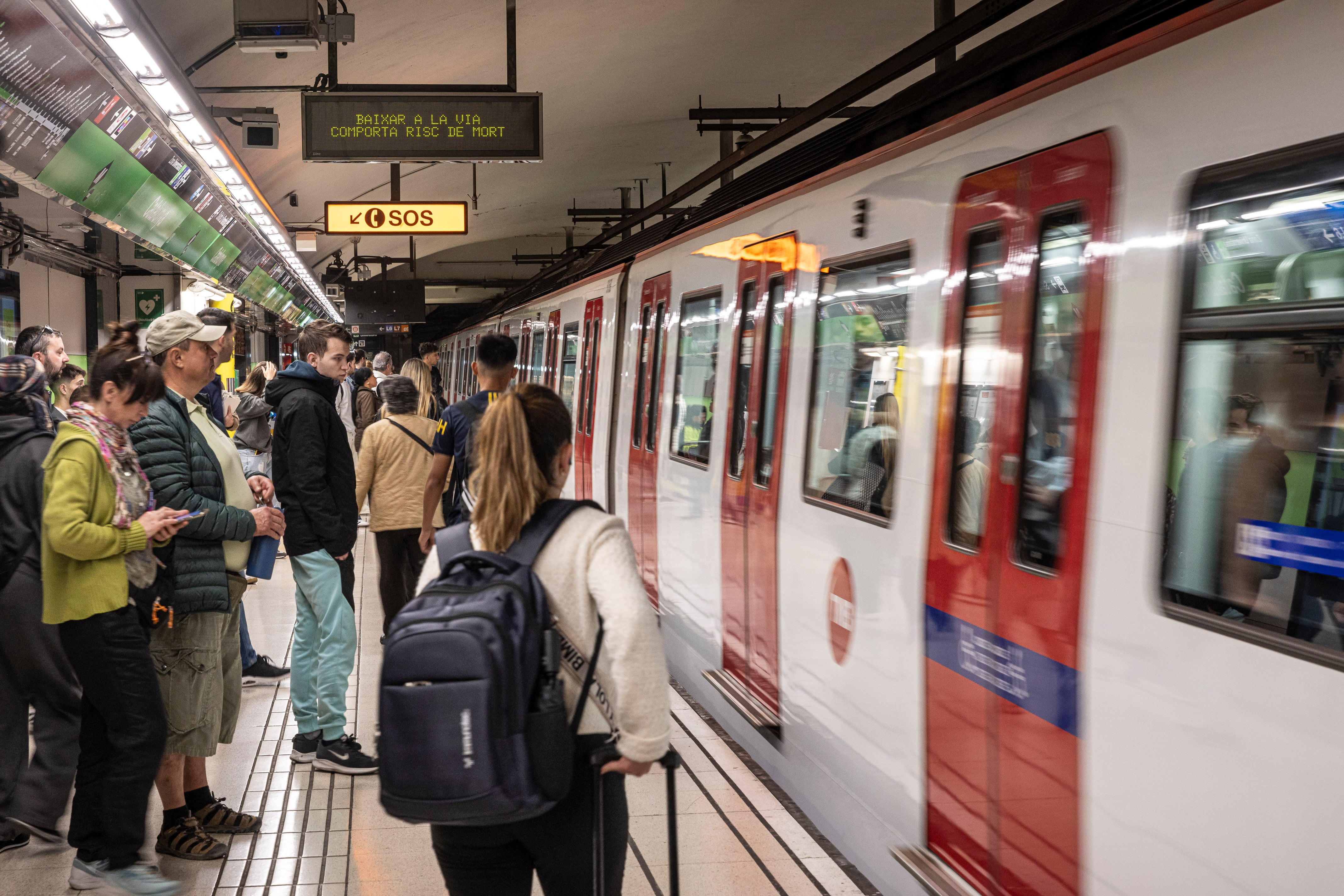 Passatgers esperant a l'andana del metro de Barcelona