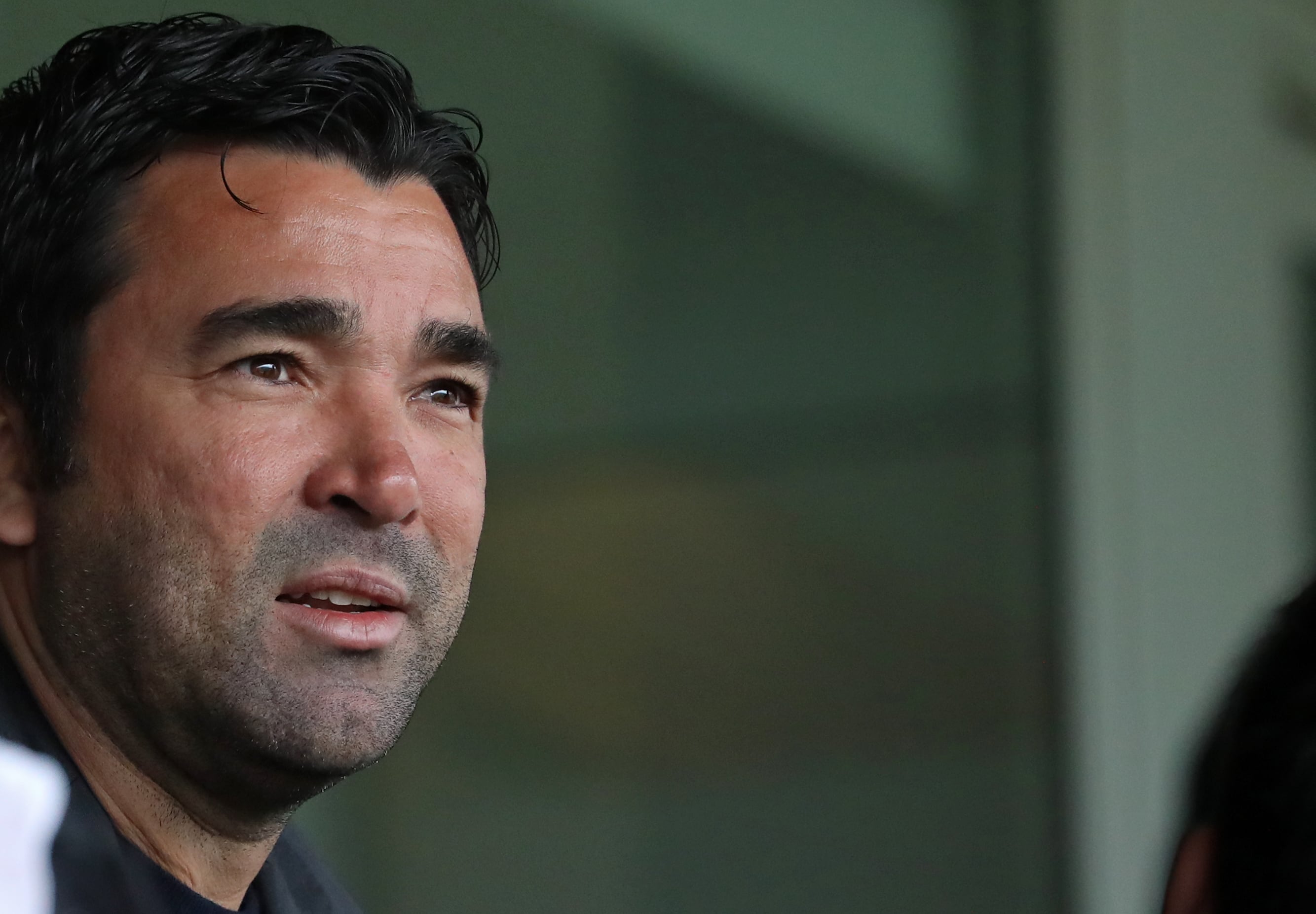 Deco, durante la presentación de un fichaje del FC Barcelona