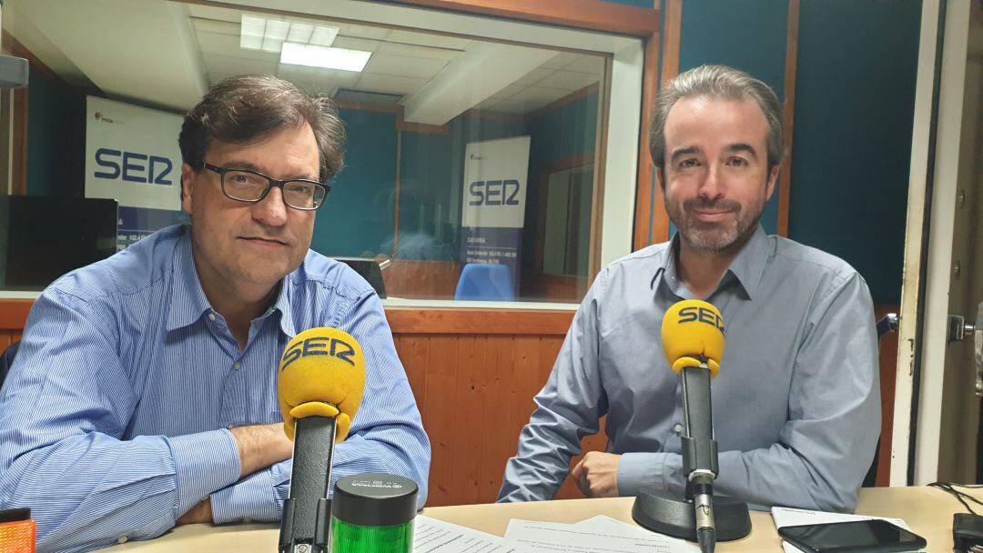 Pablo de Castro y Juan Luis Vidal en el estudio de La Ventana de Cantabria 