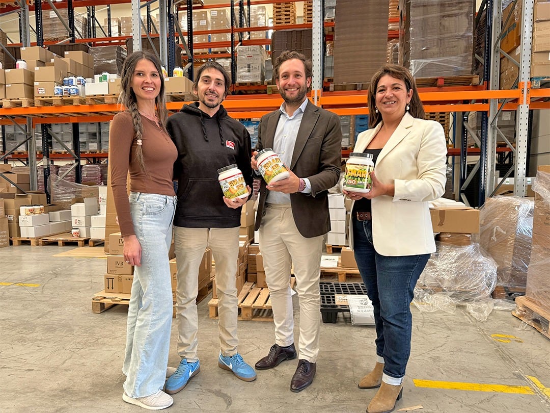 El alcalde de Monzón, Isaac Claver, visita las instalaciones de FITstore, junto a Sonia Bastinos, concejal de desarrollo empresarial.