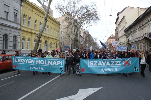 Escoltados por la policía, en su camino hacia a la plaza de la Libertad