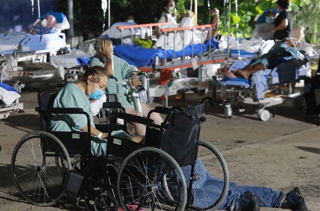 Pacientes de un hospital público desalojados.