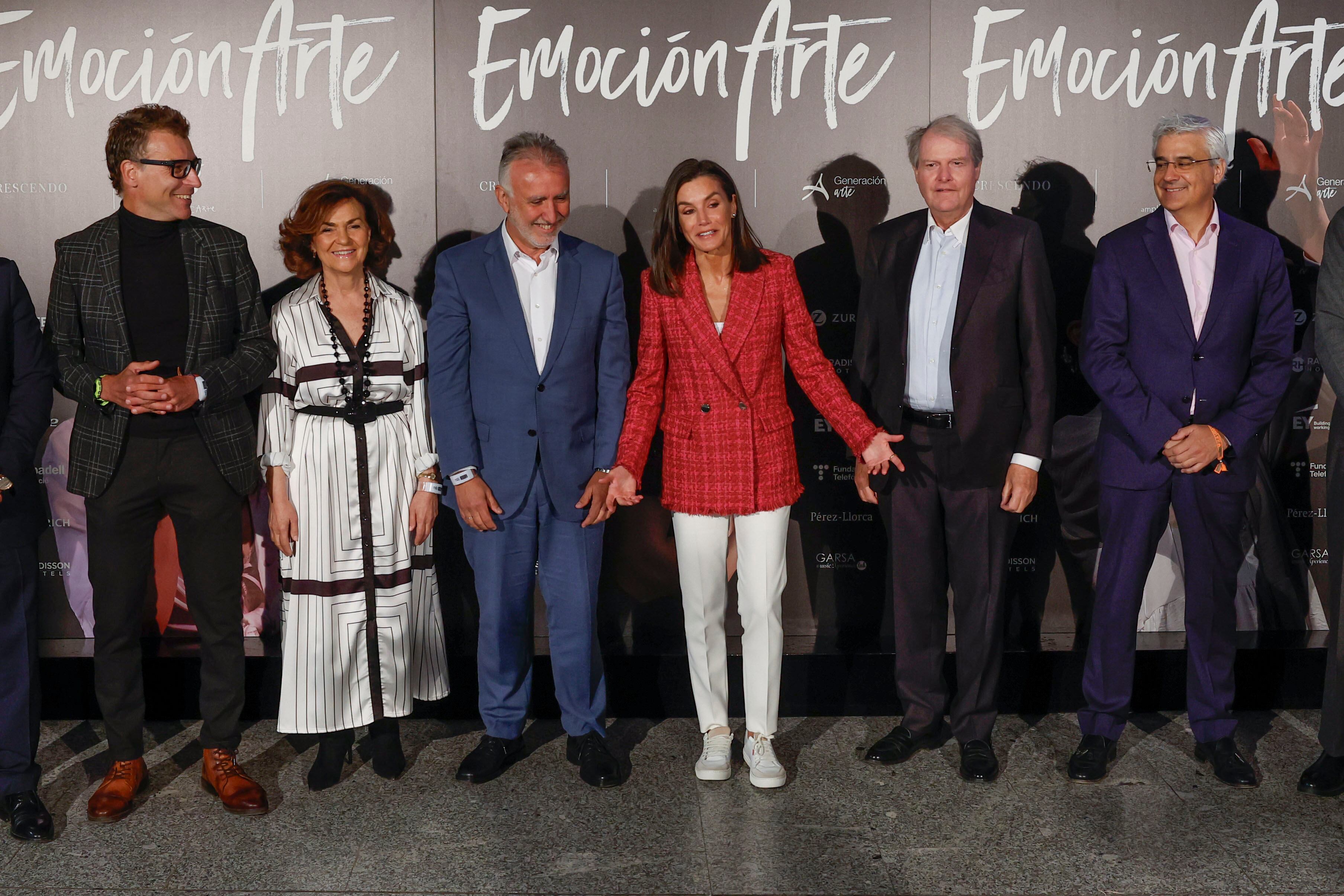 La reina Letizia posa este lunes junto al ministro de Política Territorial y Memoria Democrática, Víctor Torres (3i) y la presidenta del Consejo de Estado, Carmen Calvo (2i), antes del comienzo del concierto EmociónArte