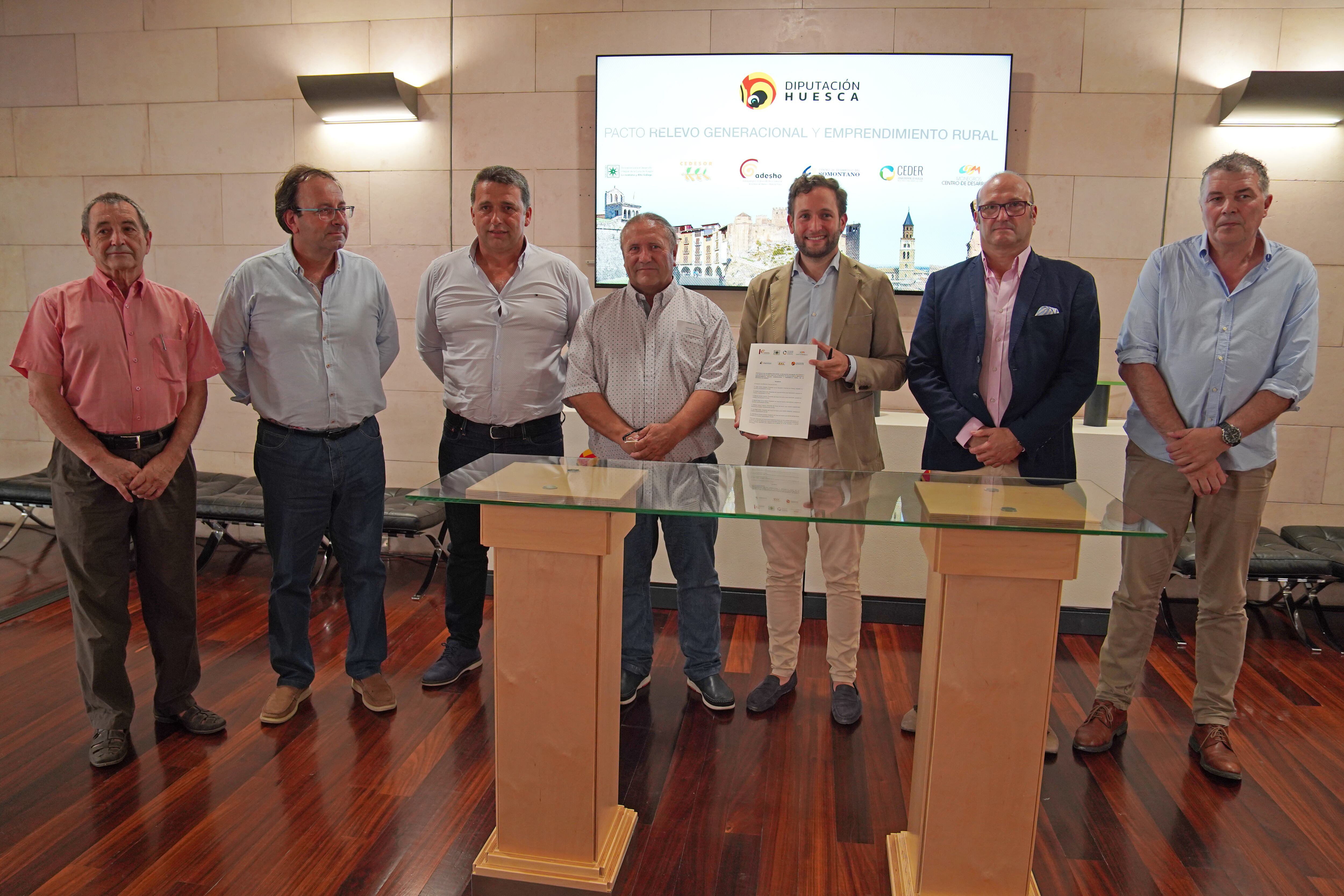 Isaac Claver junto a los presidentes de los seis grupos Leader de la provincia