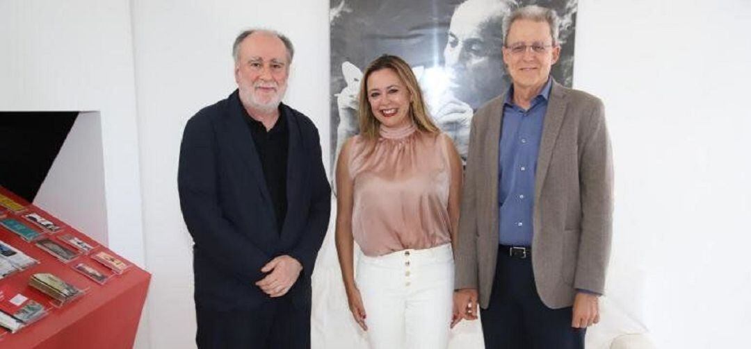 La presidenta del Cabildo de Lanzarote, María Dolores Corujo, junto al presidente de la FCM, José Juan Ramírez, y el director de Actividades Fundacionales, Fernando Gómez Aguilera.