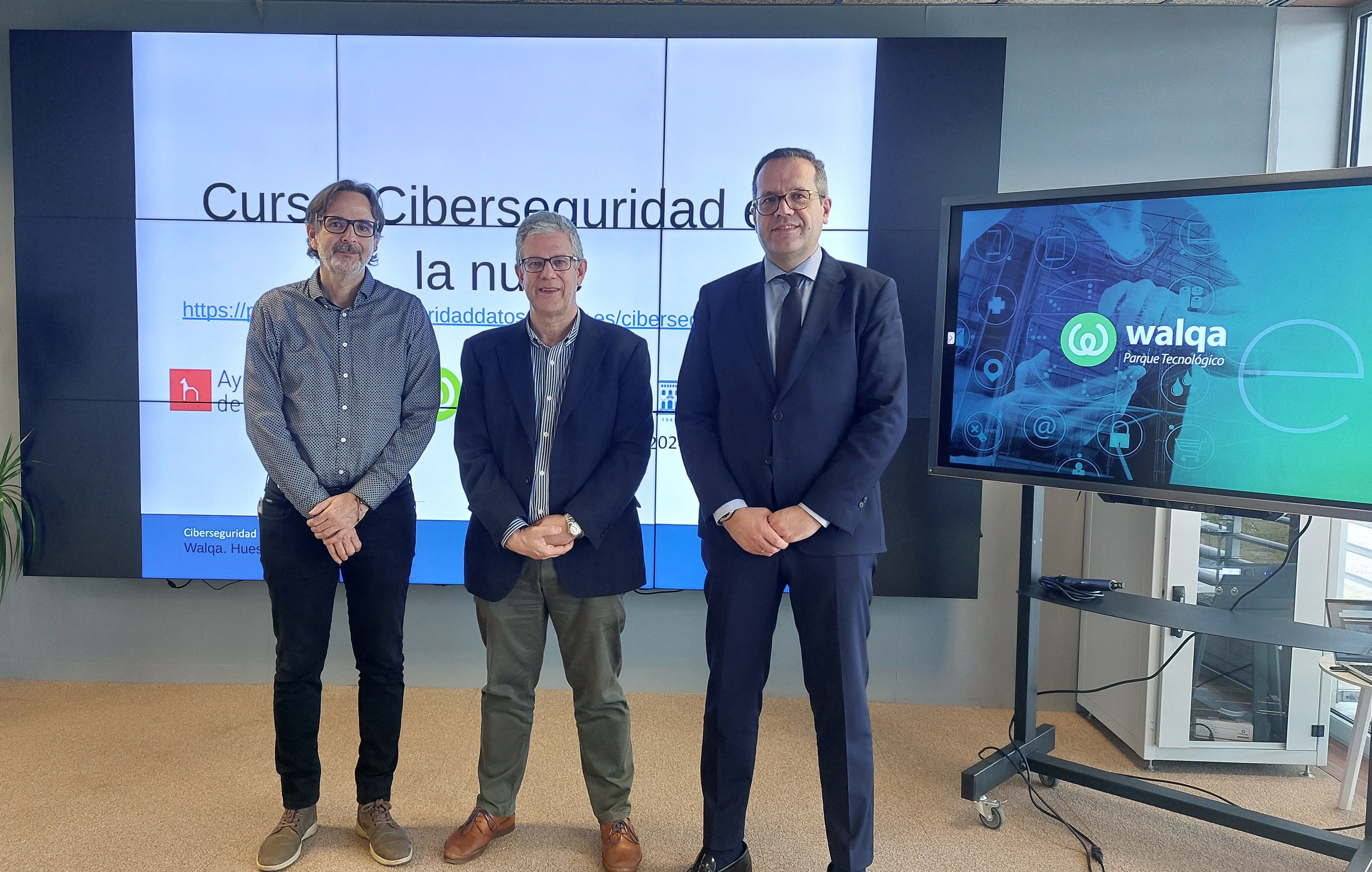 Carlos Ortas, del director del curso, Fernando Tricas y del concejal de Nuevas Tecnologías, Iván Rodríguez.