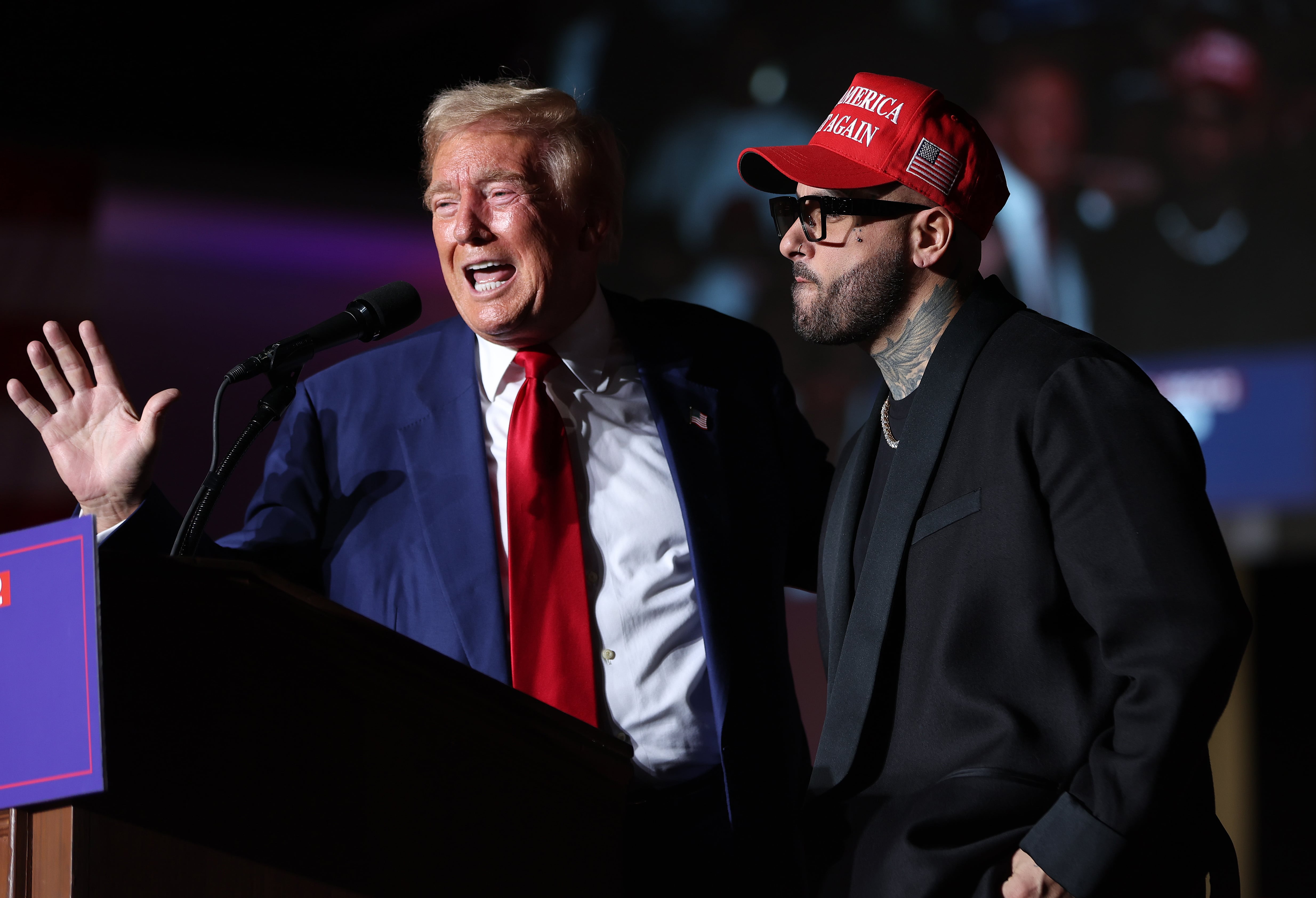 Donald Trump junto al cantante Nicky Jam en un mitin de campaña en Las Vegas (Nevada). Archivo.